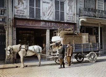 Ein Pferdewagen wird vor einem Lederwarengeschäft mit Möbeln und persönlichen Gegenständen beladen, Reims, Frankreich, 4. Mai 1917